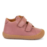 Chaussure Froddo pour les premiers pas de bébé. Dans un rose unie, avec deux velcros, bout des orteils protégés. Semelle en caoutchouc. 