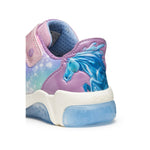 Basket lumineuse Geox rose et bleu à l’effigie de La Reine des Neiges, avec fermeture velcro.
