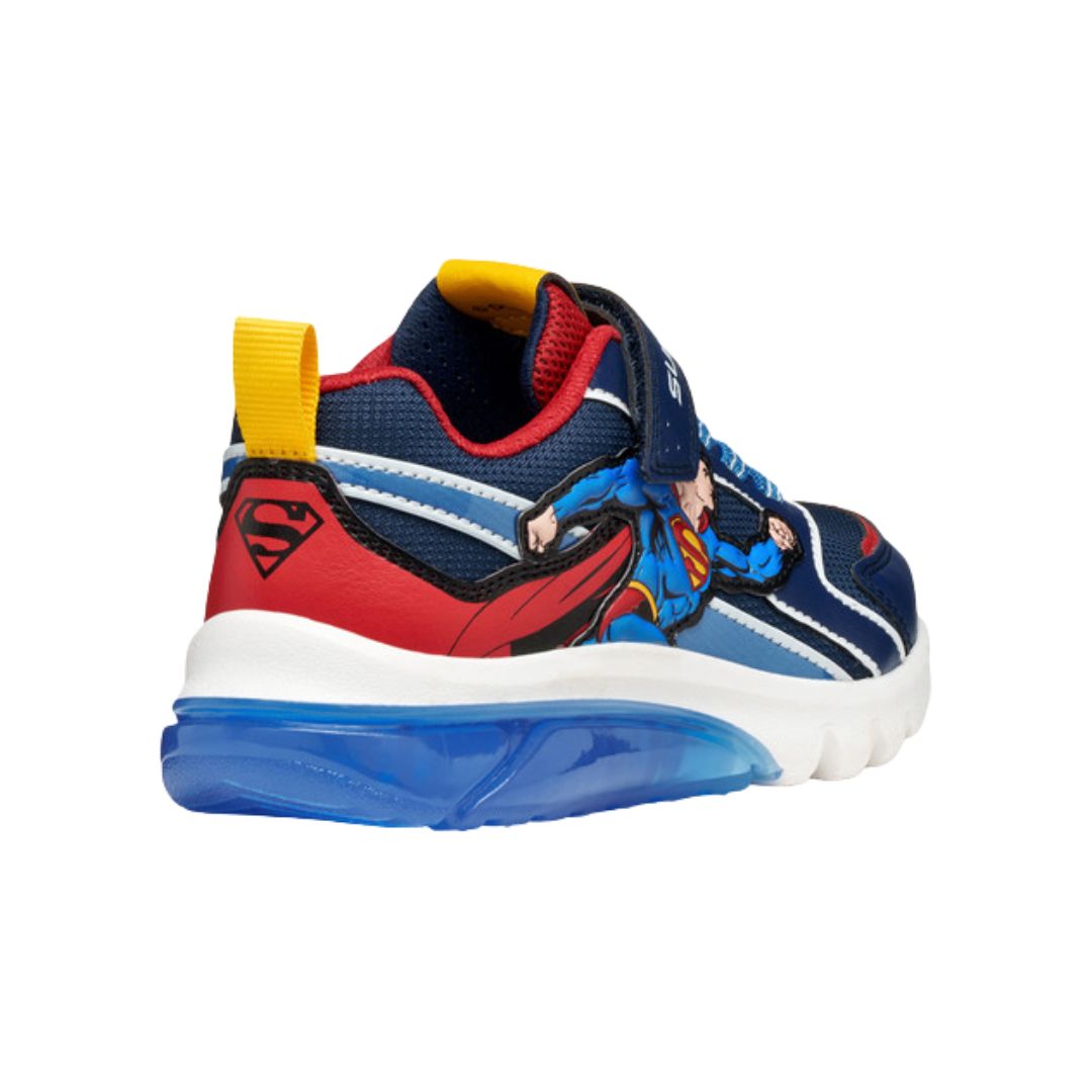 chaussure enfant colorée avec motif Superman, qui s’illumine à chaque pas.




