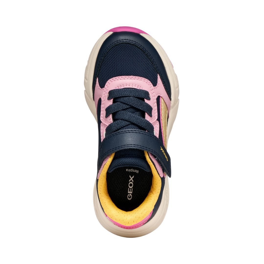 Basket bi-matière bleu navy et rose, avec une touche de doré, semelle blanche et fermeture velcro.