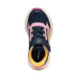 Basket bi-matière bleu navy et rose, avec une touche de doré, semelle blanche et fermeture velcro.