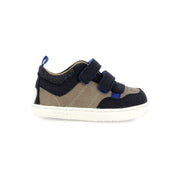 Chaussure pour enfant marine et beige avec deux velcro.  Confortable, stylé, léger, en cuir. 