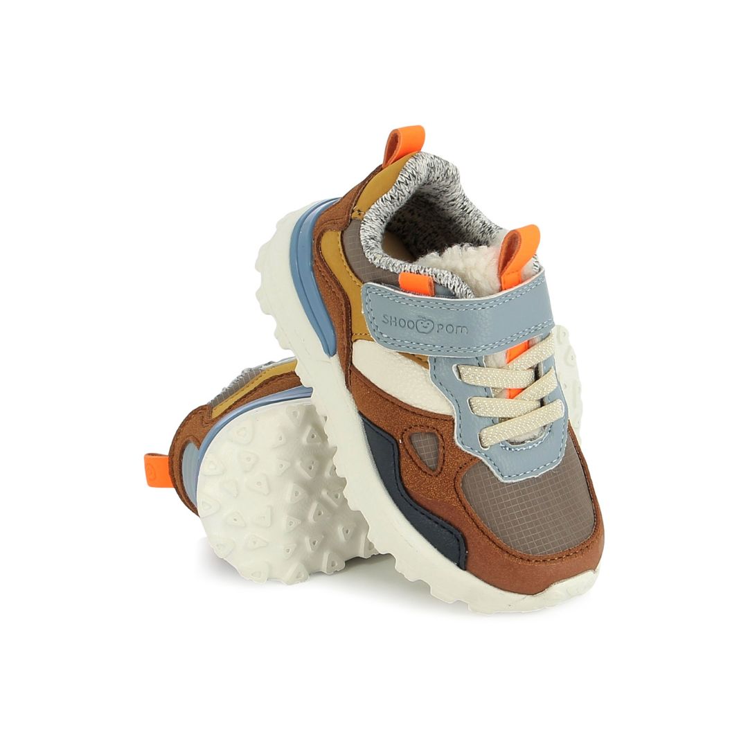 Chaussure sport pour enfant brun et bleu et orange, légère et confortable, avec velcro bleu.