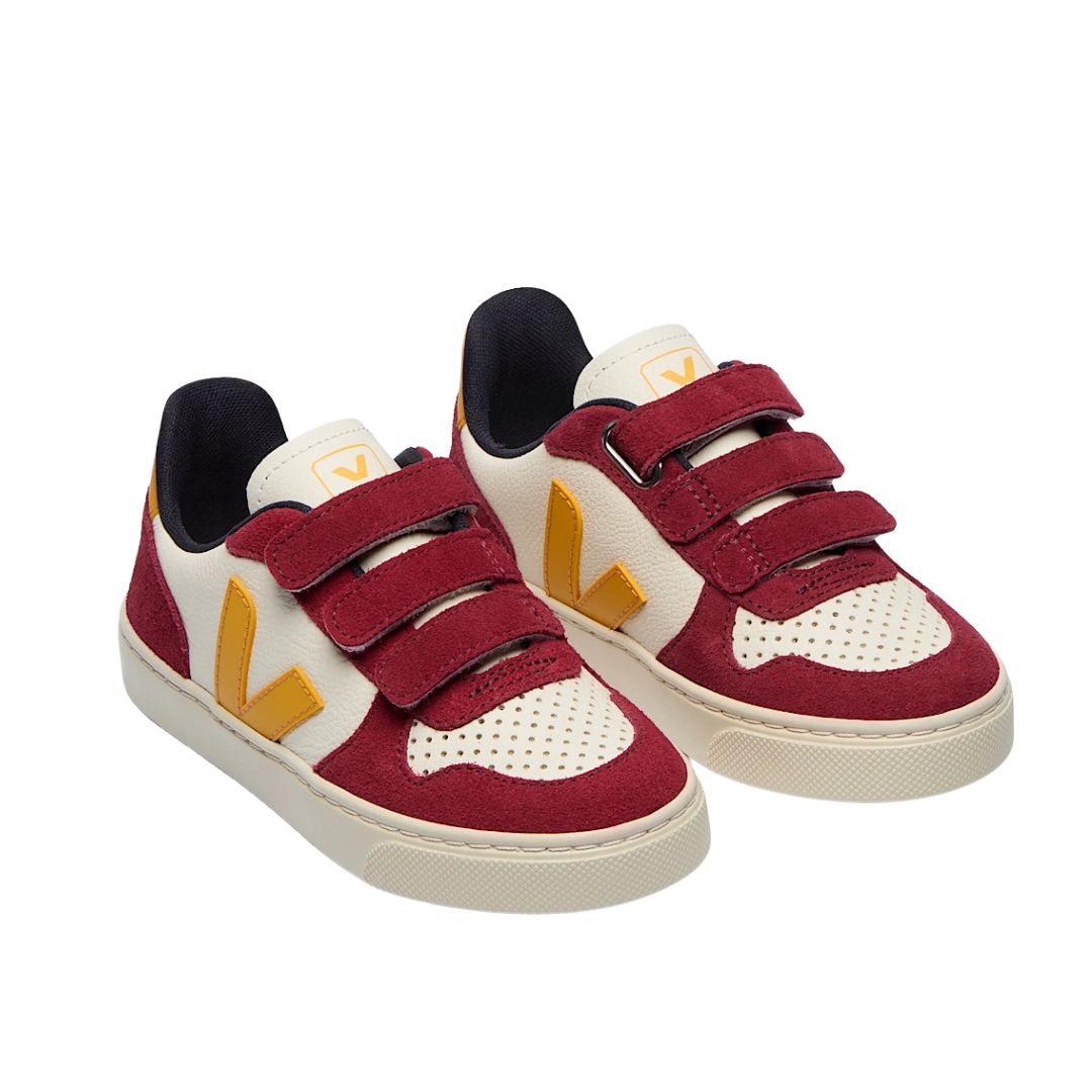 Chaussure enfant rouge bordeaux, blanche et jaune, avec trois velcros et semelle blanche.