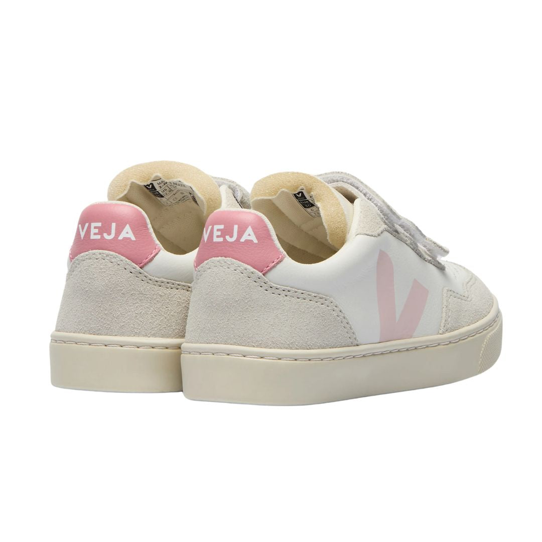 Chaussure enfant rose, blanche et beige, bi-matière, avec trois velcros et semelle blanche.