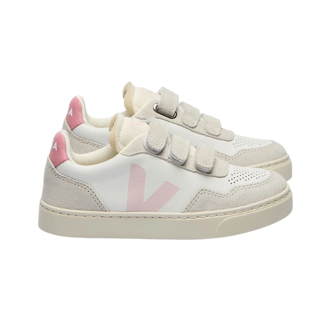 Chaussure enfant rose, blanche et beige, bi-matière, avec trois velcros et semelle blanche.
