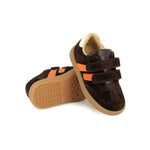 Chaussure brune pour enfant avec une touche orange, confortable, en cuir, avec deux velcros. 