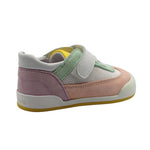 Chaussures pour bébé, roses, vertes et jaunes pastel à velcro et lacets élastiques.