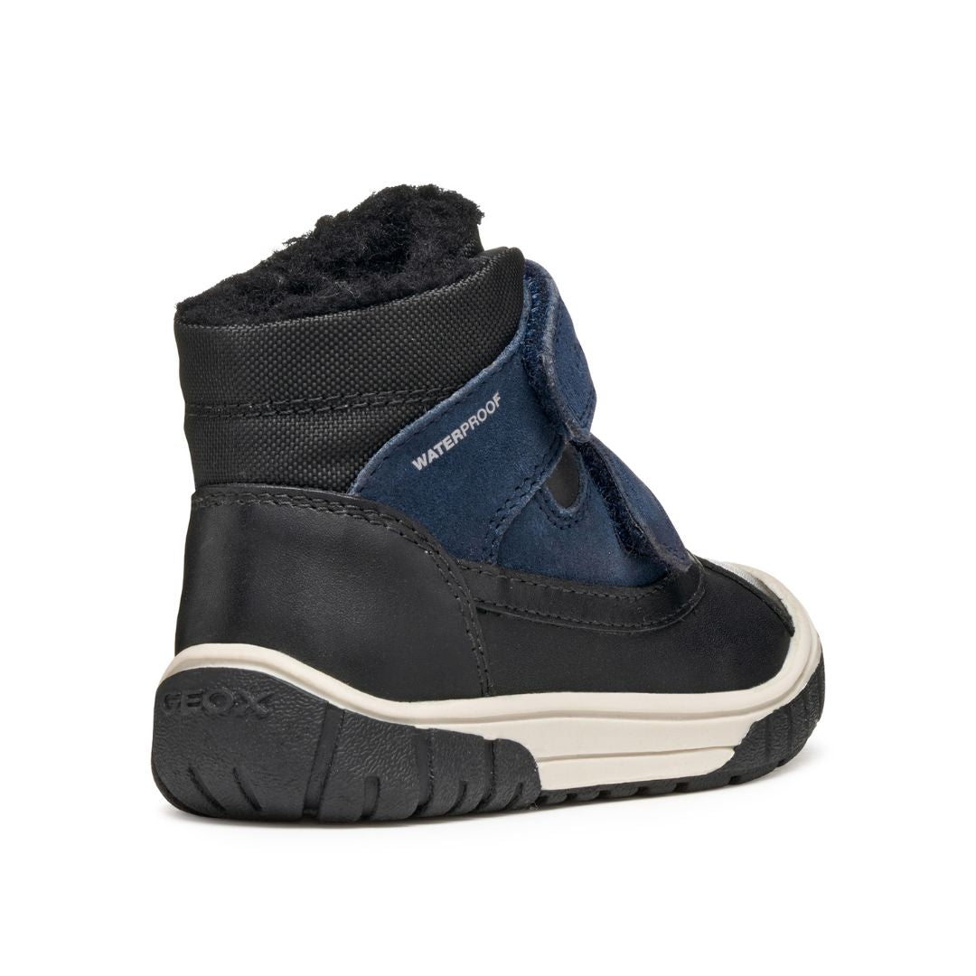 Botte pour enfants de chez Geox noire et marine imperméable avec l'intérieur rembouré et deux attaches velcros.