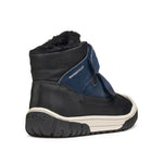 Botte pour enfants de chez Geox noire et marine imperméable avec l'intérieur rembouré et deux attaches velcros.