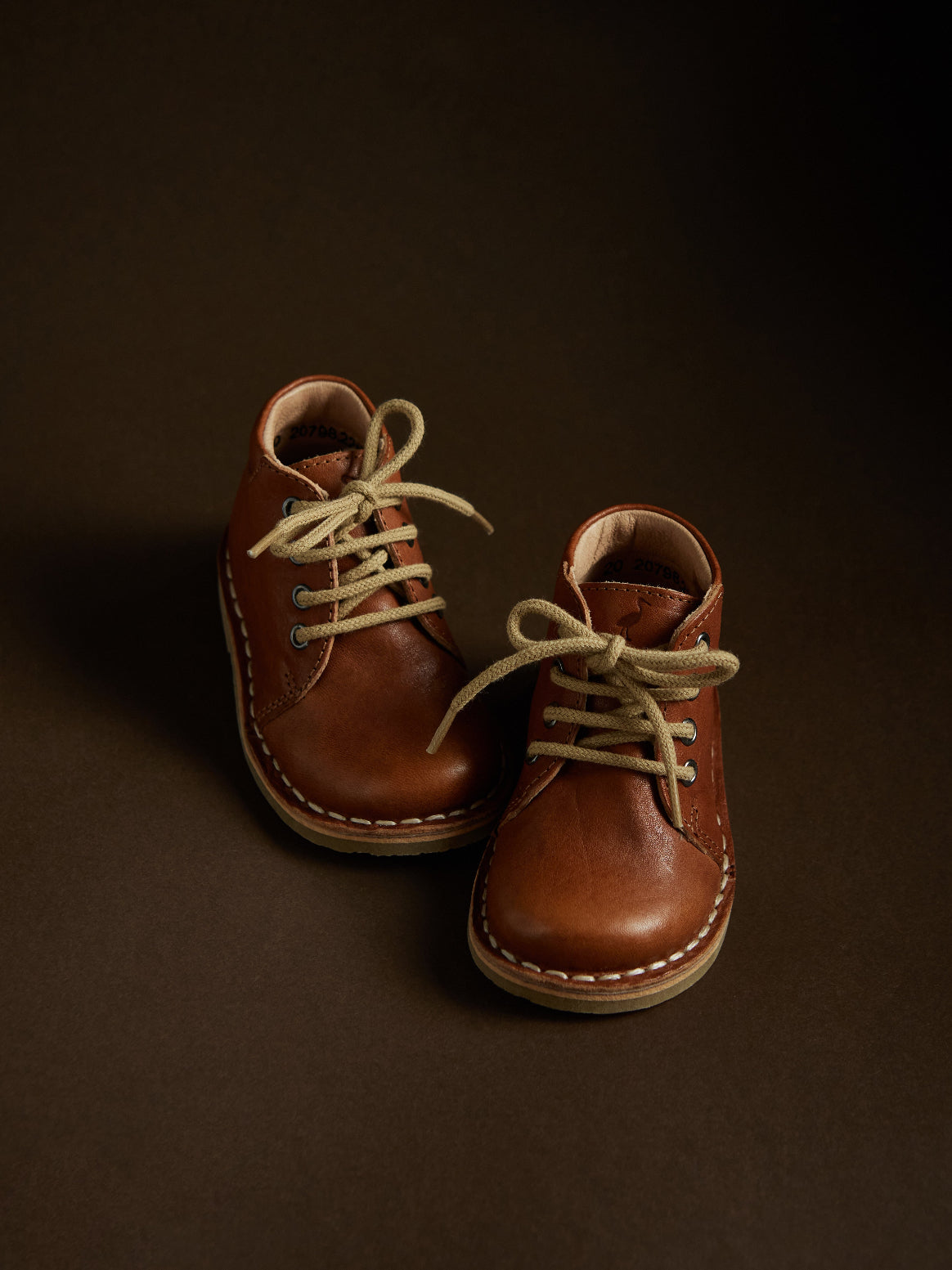 Chaussures danoise pour enfant de Petit Nord, couleur cognac, avec lacet beige, look vintage.