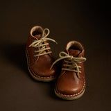Chaussures danoise pour enfant de Petit Nord, couleur cognac, avec lacet beige, look vintage.