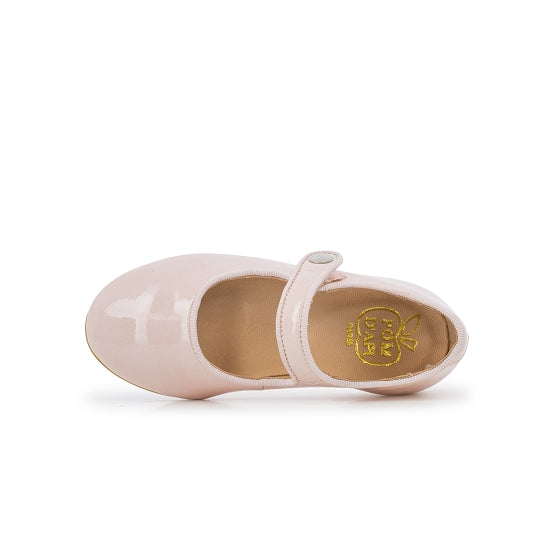 chaussure de type ballerine pour enfant. dans un joli rose pâle vernis. attache facile grâce au velcro de la marque Pom d'api.