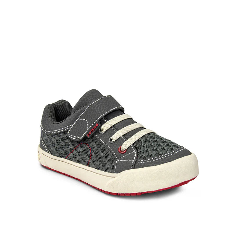 Chaussures parfaite pour l'école, flexible, facile à mettre, gris avec touche de rouge, super confortable 
