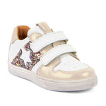 Chaussures pour fille avec motif étoile et brillants multicolores sur fond doré et blanc, confortables et idéal pour les looks du quotidien, ajustable avec son double velcro. 
