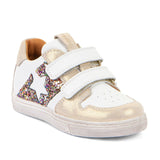 Chaussures pour fille avec motif étoile et brillants multicolores sur fond doré et blanc, confortables et idéal pour les looks du quotidien, ajustable avec son double velcro. 
