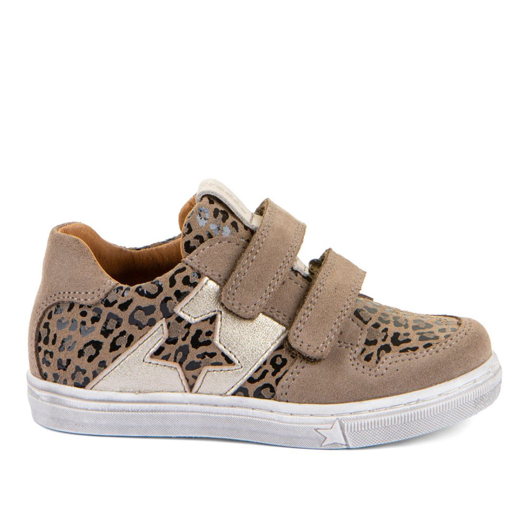 Soulier pour fille deux  velcro, résistante à l'eau facile à mettre confortable. Couleur sable, motif léopart, étoile sur le côté. 