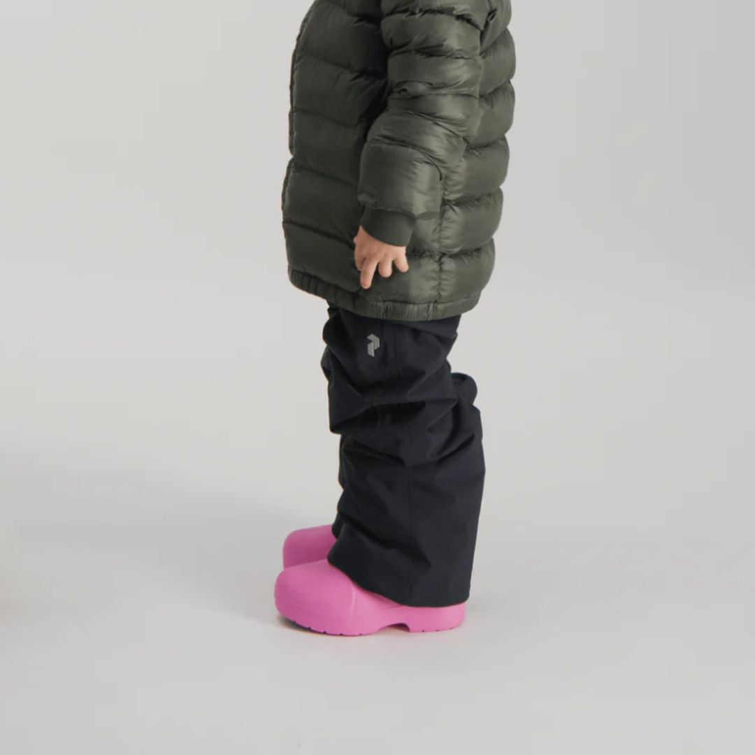 Botte d'hiver Fubuki pour les enfants, dans la couleur rose avec une sangle noire au-dessus pour ajuster la largeur au mollet.
