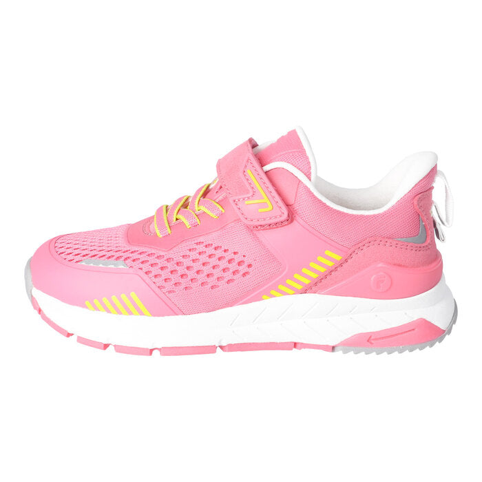 Espadrilles rose de côté pour enfant avec velcro et lacets élastique. Avec des touches de jaune.