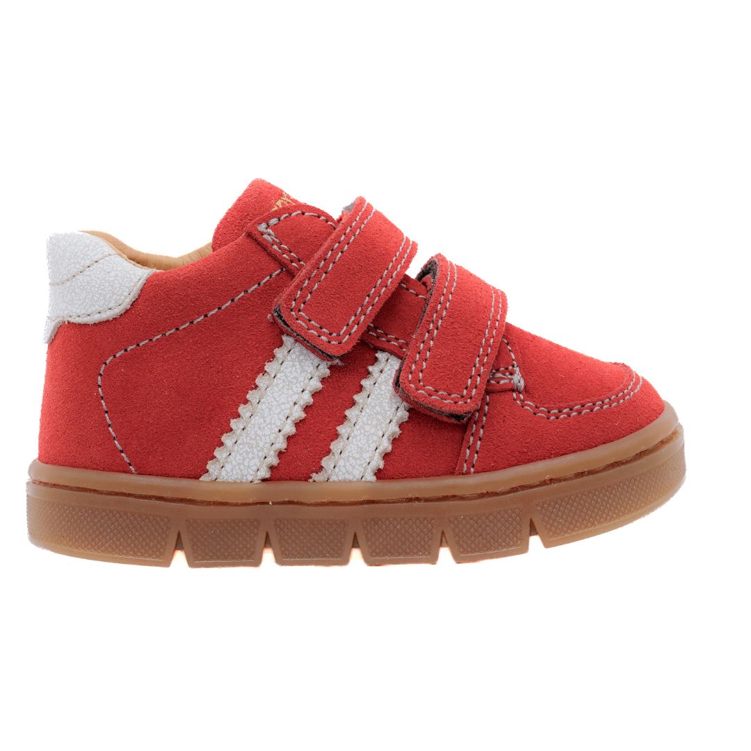 Chaussure pour enfant rouge avec deux lignes blanches sur le côté et deux velcro. Semelle extérieure en caoutchouc naturel. 