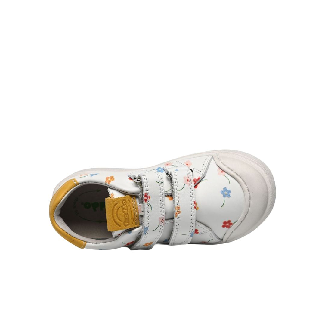 Chaussure blanche en cuir pour fille  avec des fleurs, idéale pour la garderie, facile à mettre et à ajuster avec velcros. 