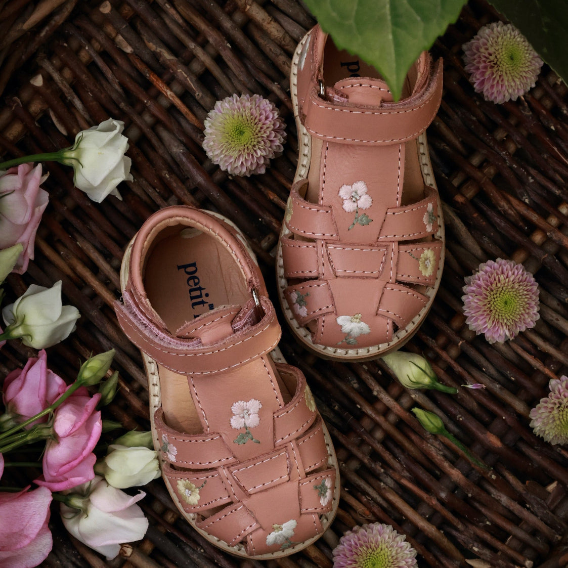 Sandales pour filles Petit Nord rose UNIQUA avec fleurs brodées.