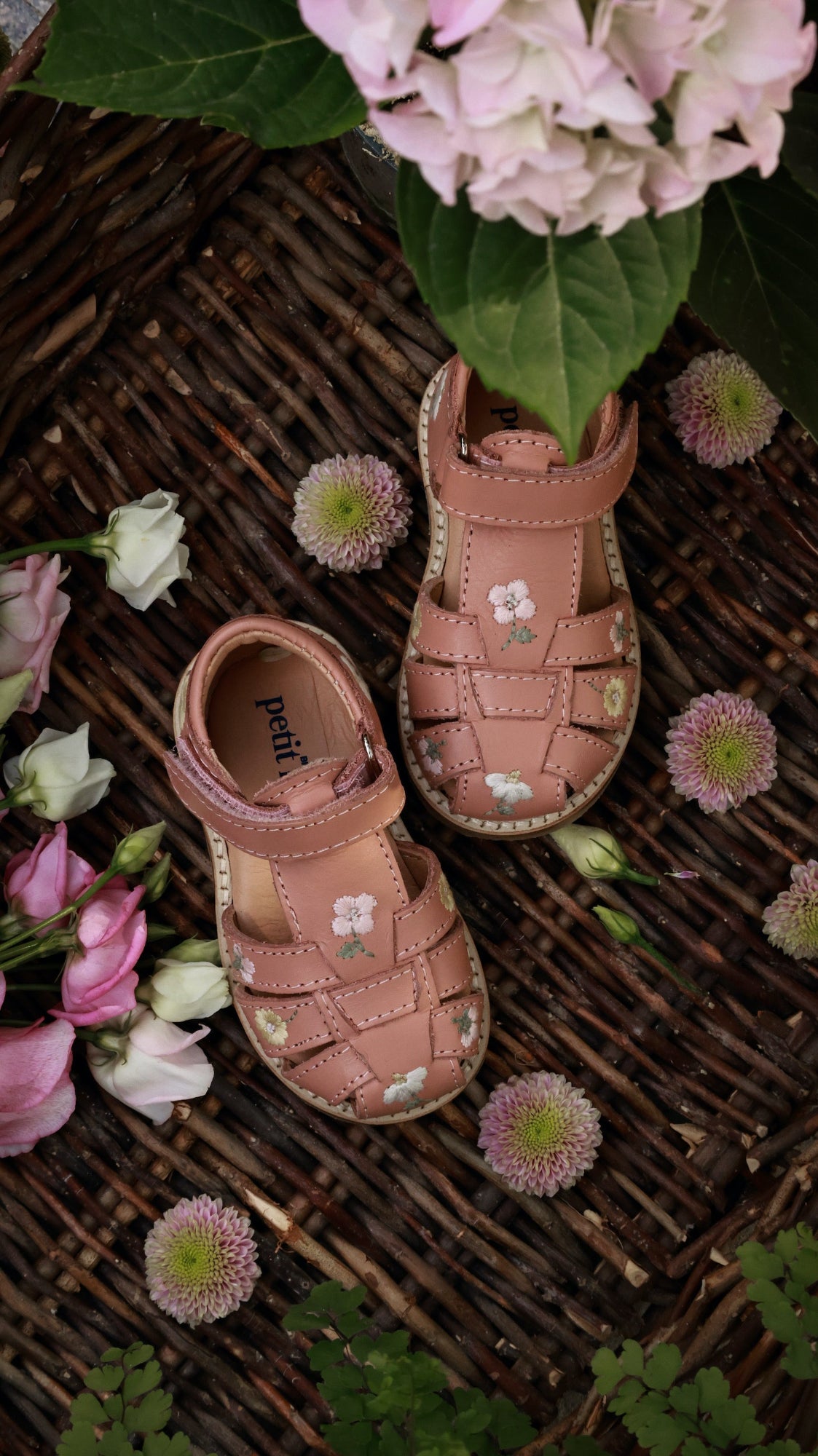 Sandales pour filles Petit Nord rose UNIQUA avec fleurs brodées.