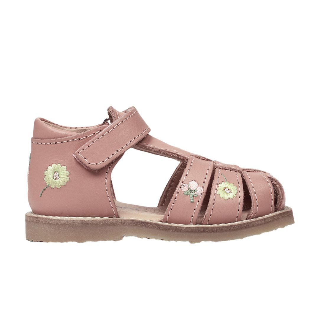 Sandales pour bébé fille idéal pour l'été avec petites fleurs sur fond rose et velcro ajustable et facile à enfiler. 