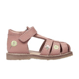 Sandales pour bébé fille idéal pour l'été avec petites fleurs sur fond rose et velcro ajustable et facile à enfiler. 