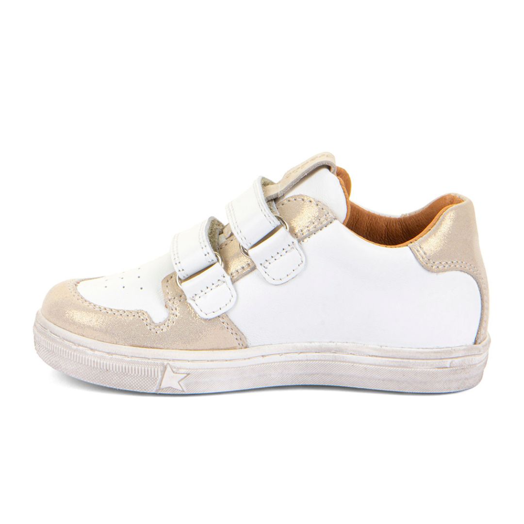 Chaussures pour fille idéal pour l'école et pour le quotidien, ajustable à partir de ses deux velcro, de couleur balnche et doré avec motif brillants multicolores. Souliers souples et durables, résistants. 