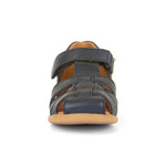 Sandales pour bébé avec attache ajustable de type velcro, résistantes et durables, idéales pour l'été, de couleur bleu.