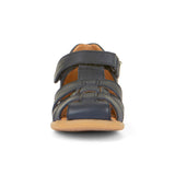 Sandales pour bébé avec attache ajustable de type velcro, résistantes et durables, idéales pour l'été, de couleur bleu.