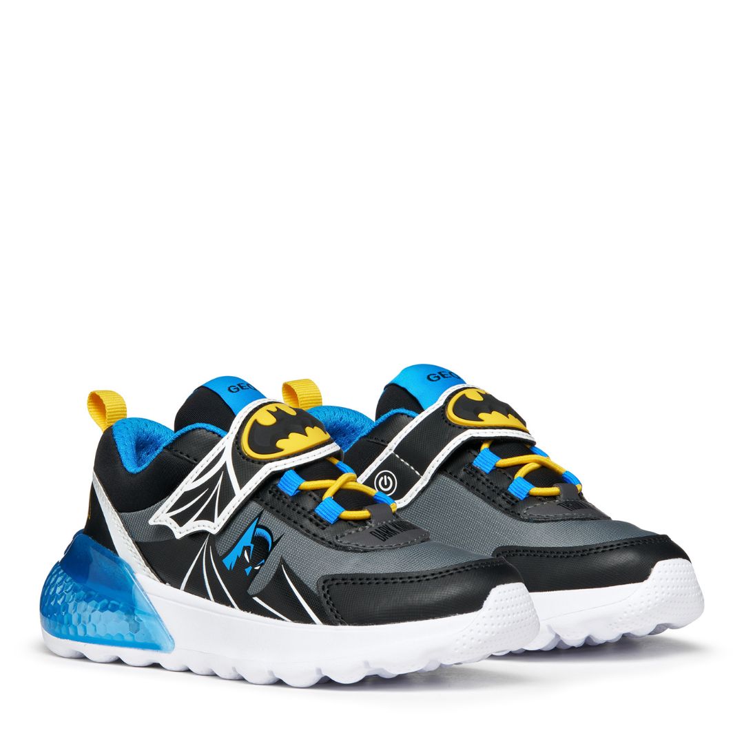 Soulier Batman qui fait de la lumière bleu avec un velcro, confortable et cool. 