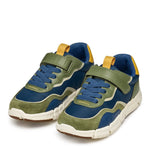 Une paire de sneakers vert et bleu avec velcro et lacets élastique