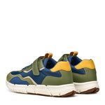 Une paire d'espadrilles pour enfants vert et bleu 