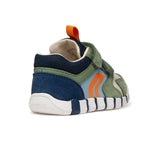 Chaussure pour bébé de coloris vert, marine et orange avec une semelle blanche