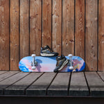 Bottines Geox mi-saison pour garçons, devant un mur en bois, sur un skateboard. 