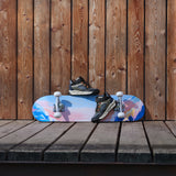 Bottines Geox mi-saison pour garçons, devant un mur en bois, sur un skateboard. 