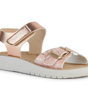 Sandale dans les teintes rose gold pour fille avec attache velcro et joli boucle dorée en avant. 