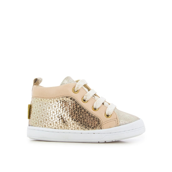 Chaussure pour bébé dans un joli beige avec des accents de dorés. Fermeture en zip et lacet pour un ajustement personnalisé. 