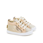 Chaussure pour bébé en cuir souple métallisé doré. zip sur le côté et lacet pour un meilleur ajustement 