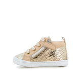 Basket bébé dorée en cuir. facile à enfiler grâce au zip. Semelle souple
