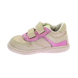 Chaussure pour enfant à velcro souple et tendance  dans une couleur sable avec une belle touche de rose. 