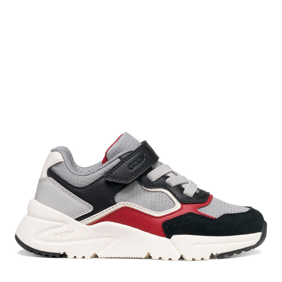 Espadrille Gris et rouge pour enfant, facile à mettre, avec un velcro u niveau de la cheville. Look sport.