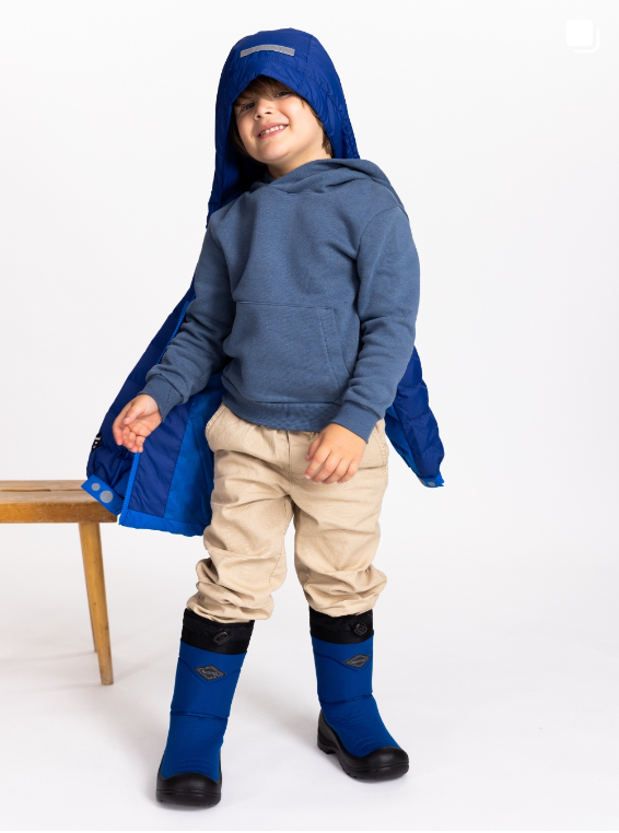 Un enfant porte les bottes d'hiver Kuoma bleu