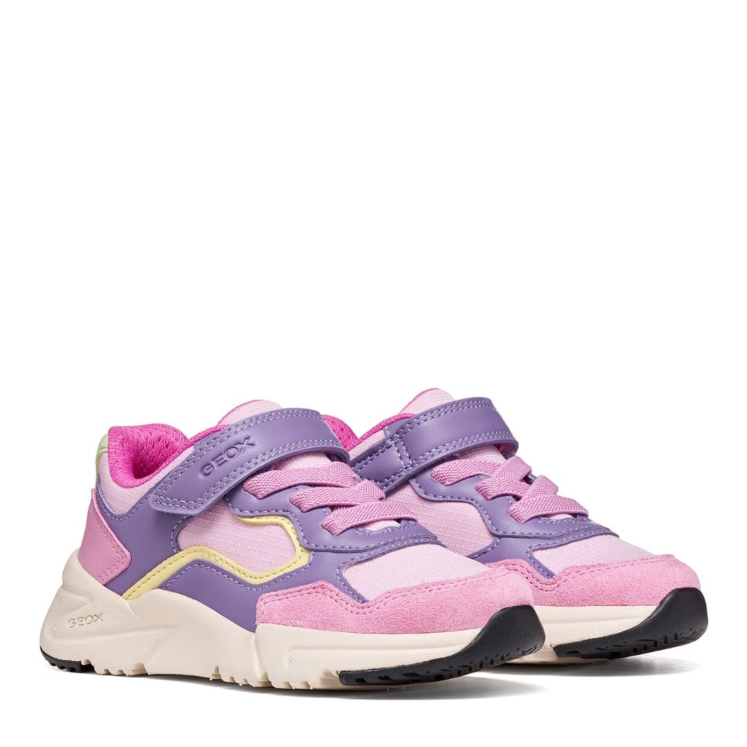 Chaussure avec un scratch rose et violet, facile  mettre, super confortable, souple facile à mettre, super confortable 