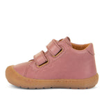 Chaussure souple de Froddo pour les premiers pas de bébé. Dans un rose unie, avec deux velcros, bout des orteils protégés.