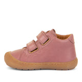 Chaussure souple de Froddo pour les premiers pas de bébé. Dans un rose unie, avec deux velcros, bout des orteils protégés.