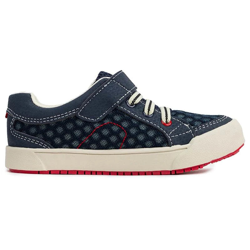 Chaussure parfaite pour accompagner vos enfants dans leurs activités quotidiennes, elles sont super confortable et flexible. Bleu avec touche de Rouge