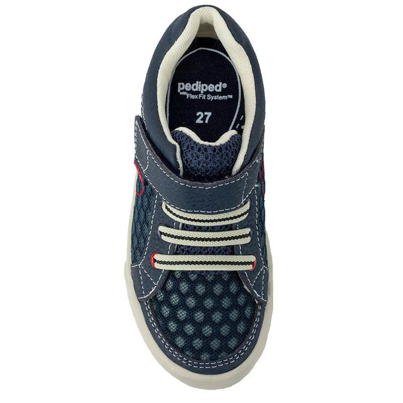 Soulier super flexible et confortable, avec un velcro, facile à mettre, parfaite pour le quotidien de vos enfants à l'école. Bleu avec touche de rouge